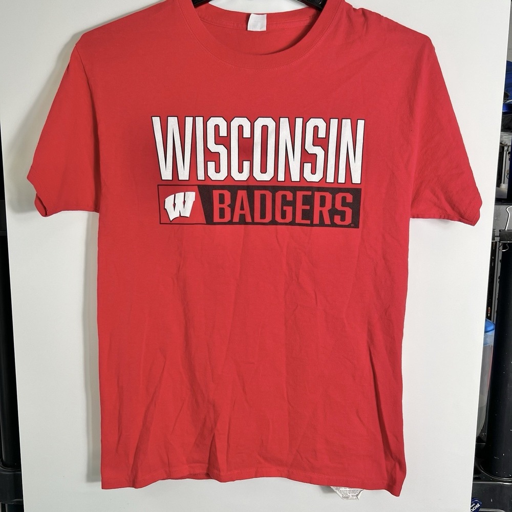 Wisconsin Badgers Mens Size M Red T Shirt NCAA Graphic Logo Tee VGC